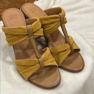 FRYE AND CO. NWOT Leah Bow Mustard Yellow Sandals 8.5